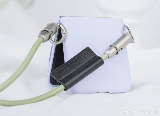 Xiaomi Mix Flip 2 уже красуется на студийных фото во всех расцветках