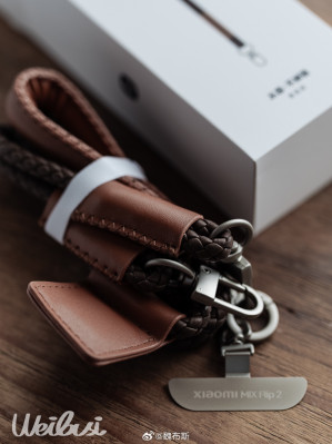 Xiaomi Mix Flip 2 уже красуется на студийных фото во всех расцветках