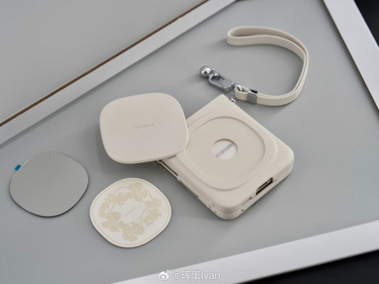 Xiaomi Mix Flip 2 уже красуется на студийных фото во всех расцветках