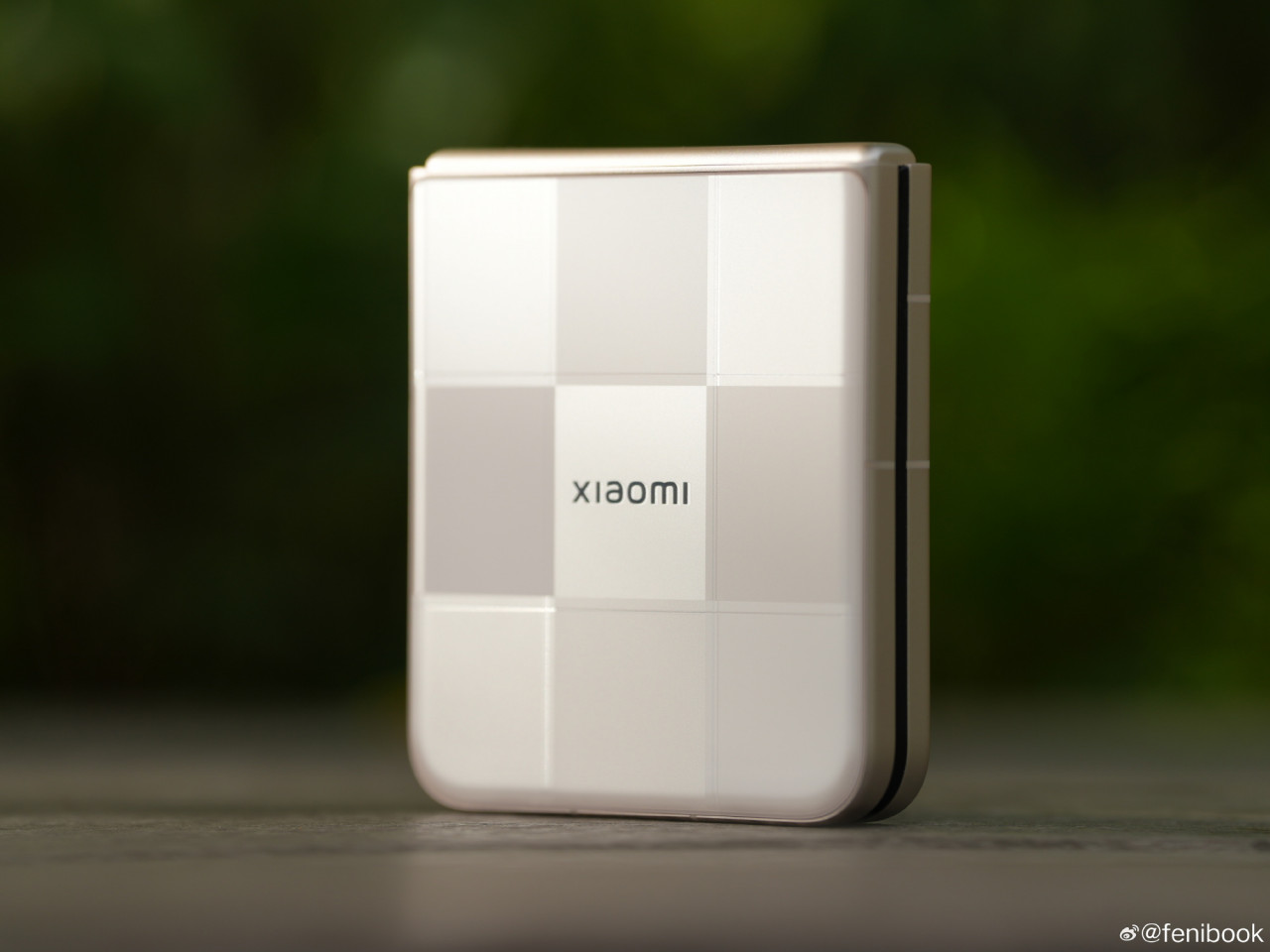 Xiaomi Mix Flip 2 уже красуется на студийных фото во всех расцветках