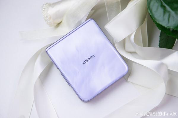 Xiaomi Mix Flip 2 уже красуется на студийных фото во всех расцветках