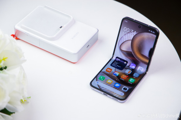 Xiaomi Mix Flip 2 уже красуется на студийных фото во всех расцветках