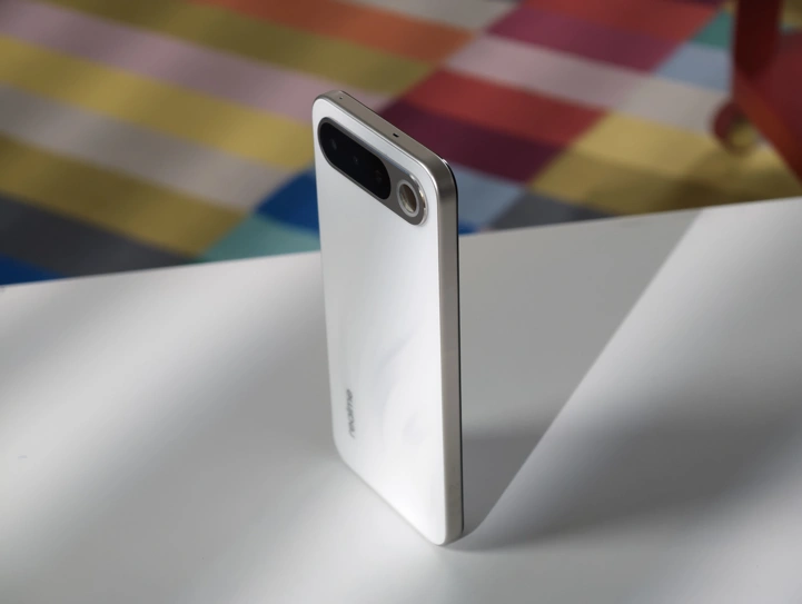 Обзор Realme 16 5G: смартфон в стиле “пикселя” с зеркальцем