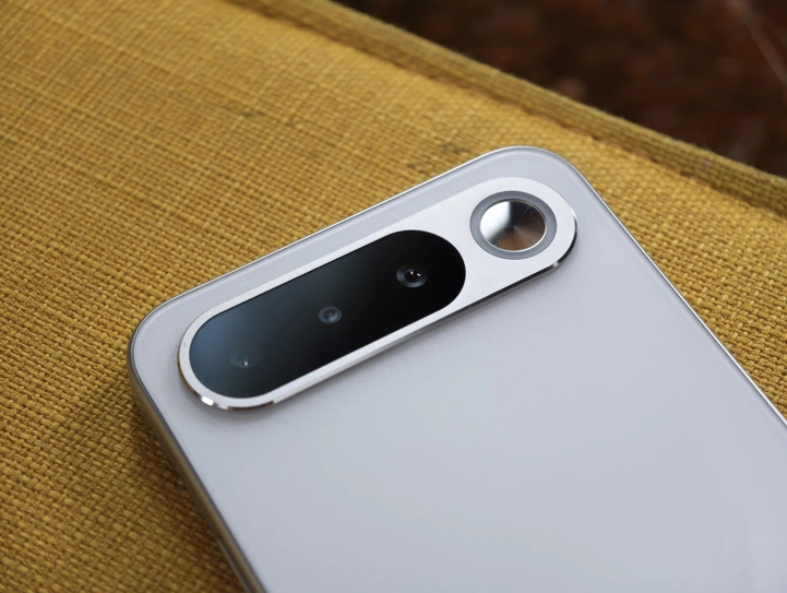 Обзор Realme 16 5G: смартфон в стиле “пикселя” с зеркальцем