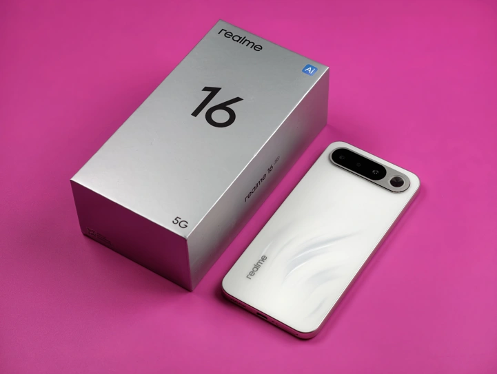 Обзор Realme 16 5G: смартфон в стиле “пикселя” с зеркальцем