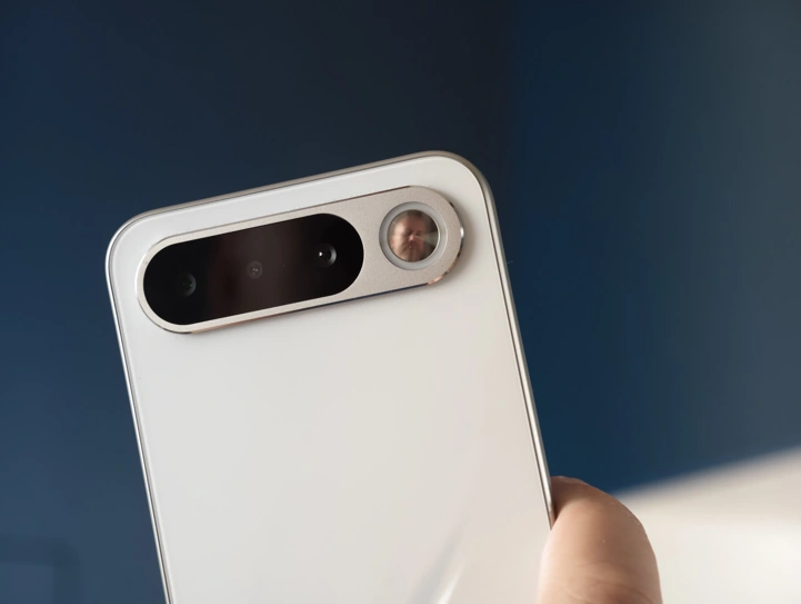 Обзор Realme 16 5G: смартфон в стиле “пикселя” с зеркальцем