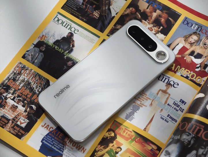 Обзор Realme 16 5G: смартфон в стиле “пикселя” с зеркальцем