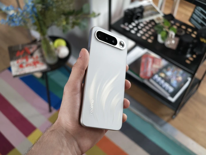 Обзор Realme 16 5G: смартфон в стиле “пикселя” с зеркальцем