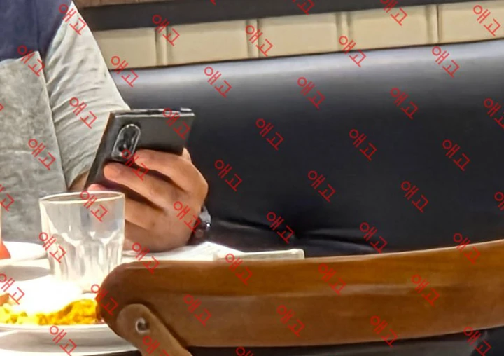 Сотрудника Samsung засняли с «широким» Galaxy Z Fold 8 в руке