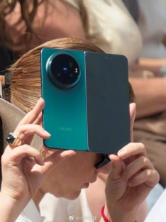 Vivo X Fold 6 «случайно» засняли в руках китайской актрисы