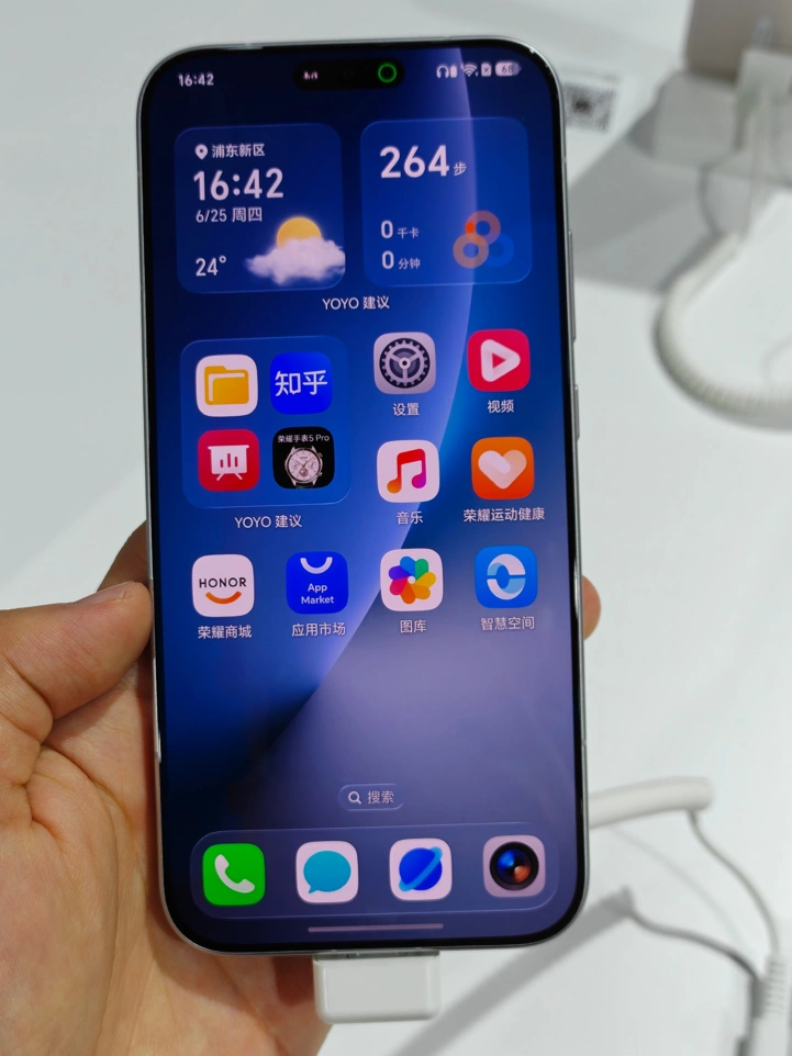 Жидкостеклянную Honor MagicOS 11 на Android 17 показали на видео