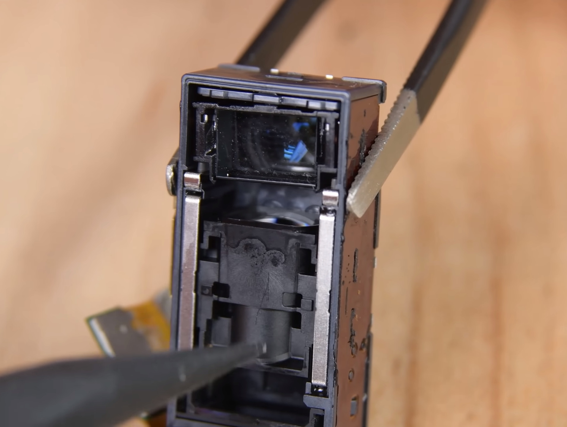 Специалисты iFixit впечатлены механизмом камеры Galaxy S20 Ultra