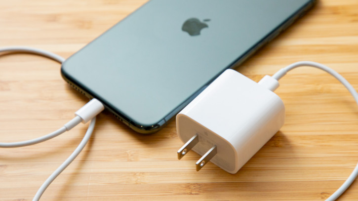 Apple оштрафовали на 2 миллиона долларов за изъятие блоков зарядки