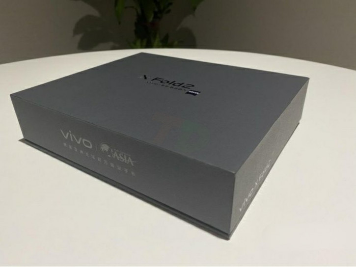Vivo X Fold 2 показали на живых фото вместе с заводской коробкой