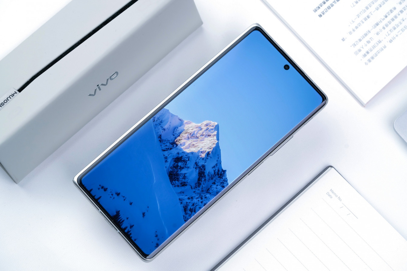 Много студийных фото Vivo X Fold 3 и 3 Pro до презентации