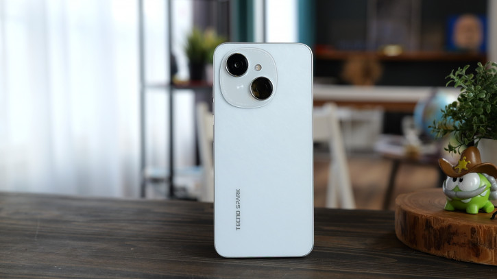  Tecno Spark Go 1:  