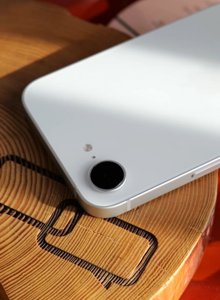 :  iPhone 16e     