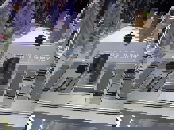 Модульный смартфон Tecno засняли на MWC 2026