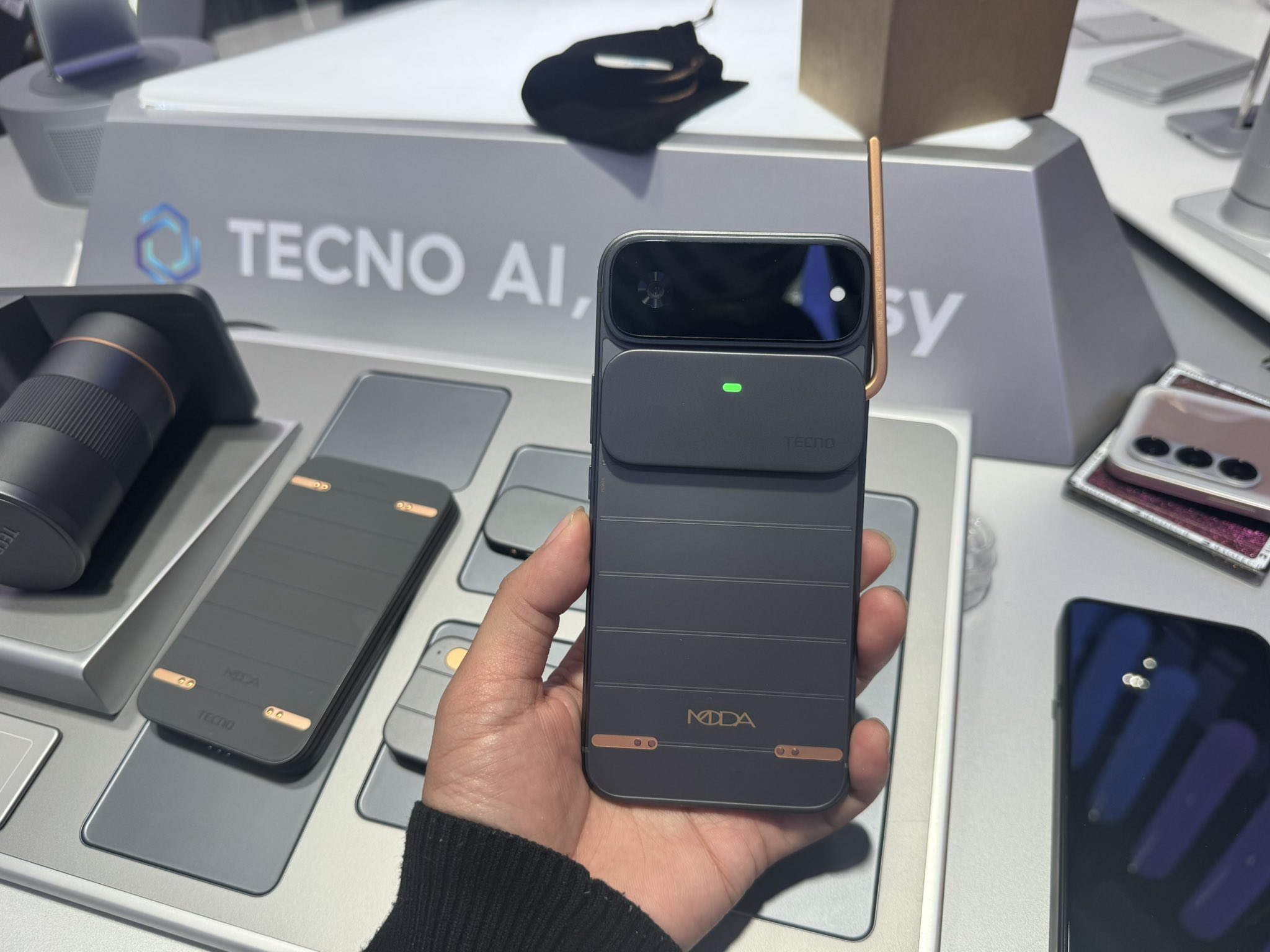 Модульный смартфон Tecno засняли на MWC 2026