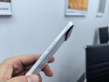 Цельнокерамический тонкофон Tecno Slim 2 представлен на MWC 2026