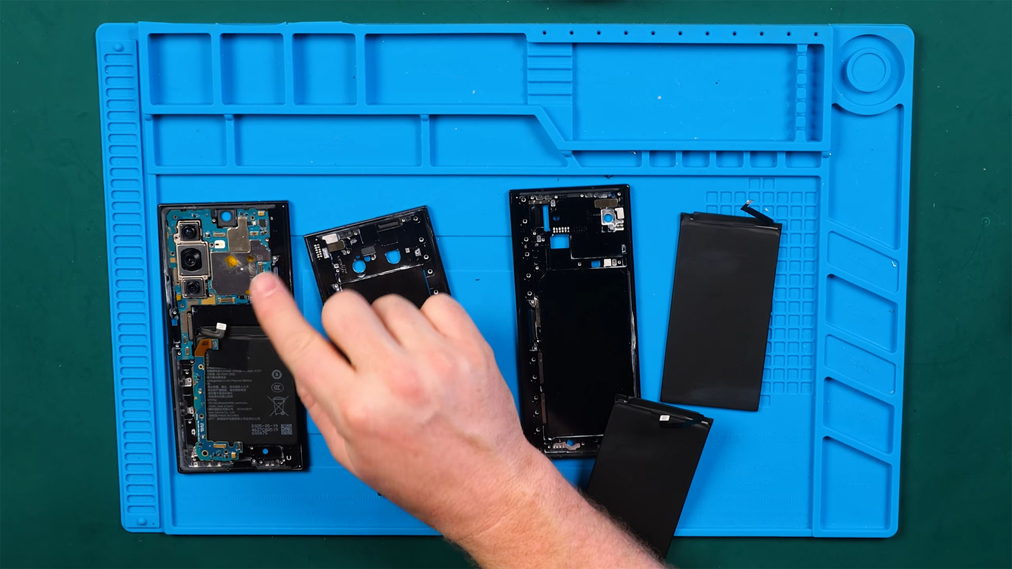 Энтузиаст установил в Samsung Z TriFold Si/C-батареи от Honor: вот, что вышло