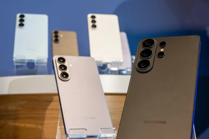 М.Видео начала выдачу Samsung S26 и раскрыла статистику предзаказов