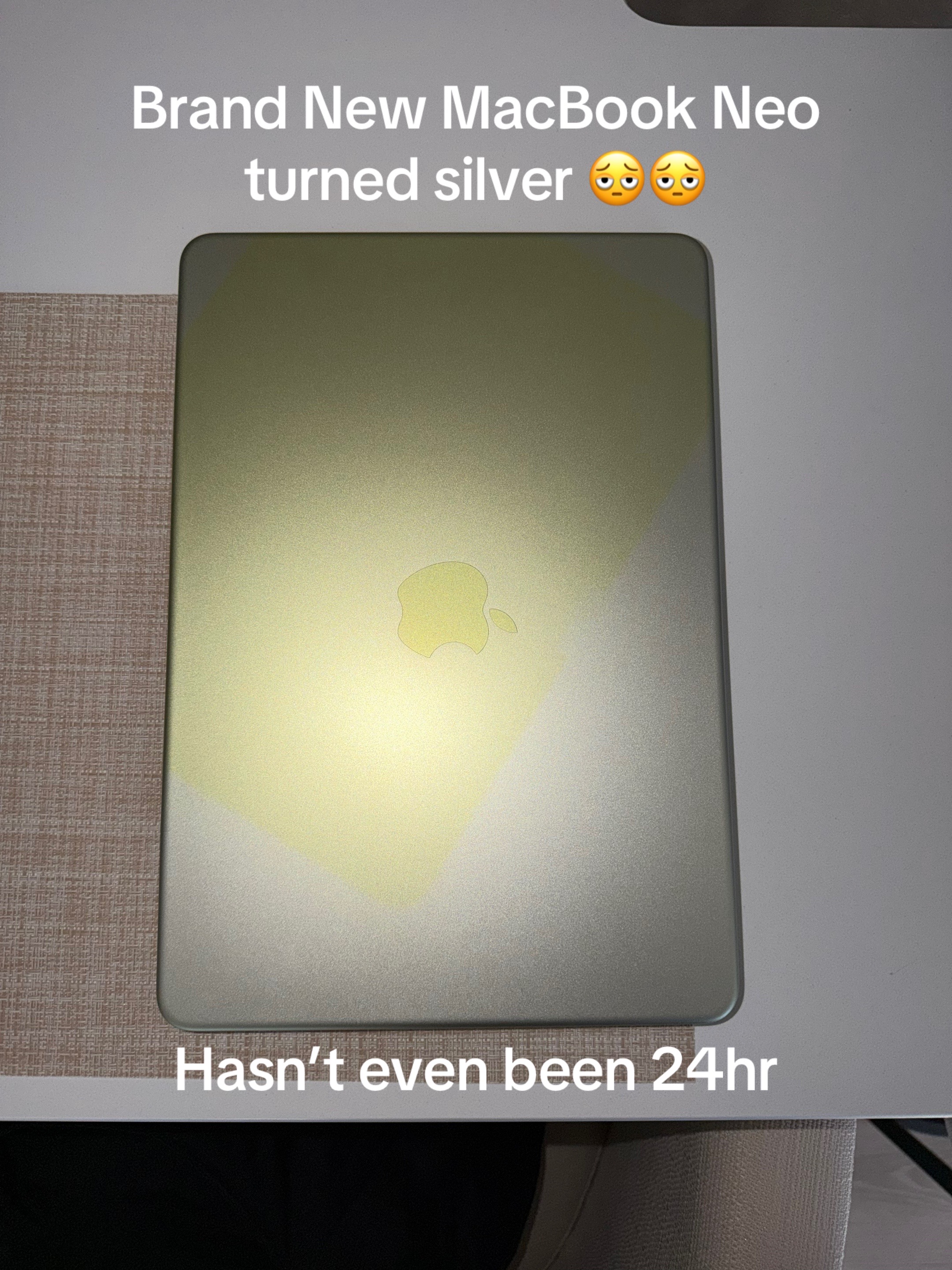 Краска на MacBook Neo выгорает под солнцем? Фото и видео