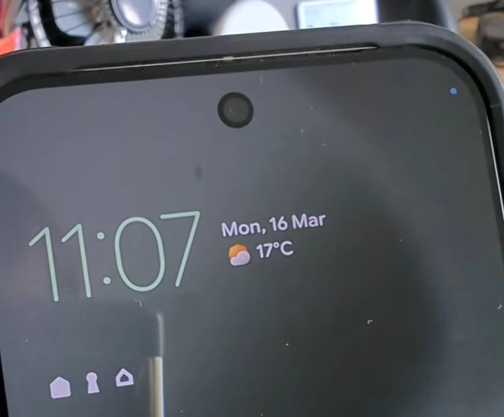 Группа мерцающих пикселей на экране пугает владельцев Pixel 10 Pro