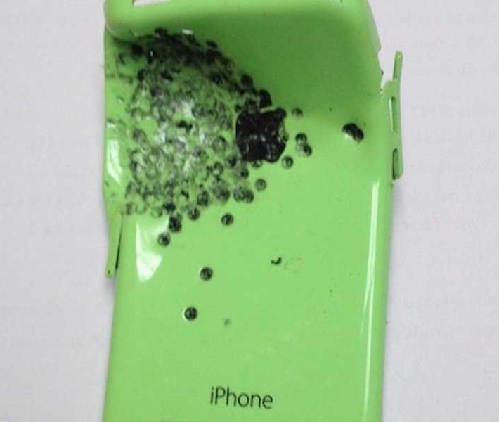 iPhone 5C спас 25-летнего мужчину от выстрела в упор