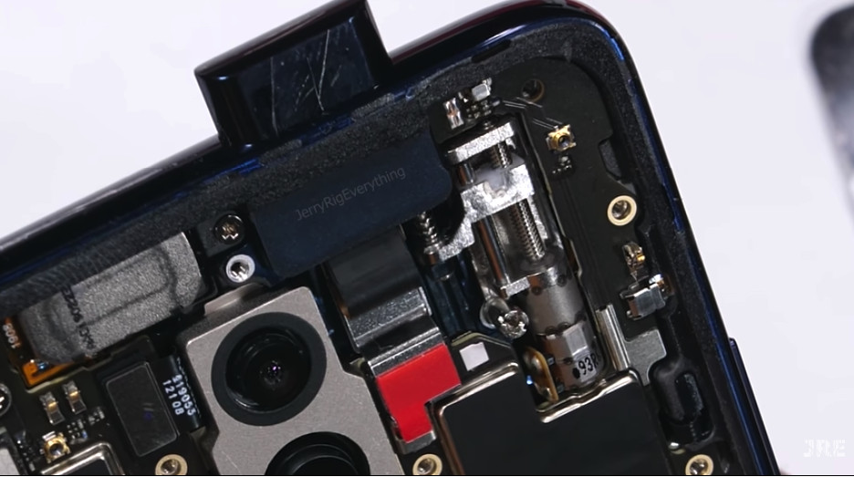 Прозрачный OnePlus 7 Pro с открытой выдвижной камерой на видео