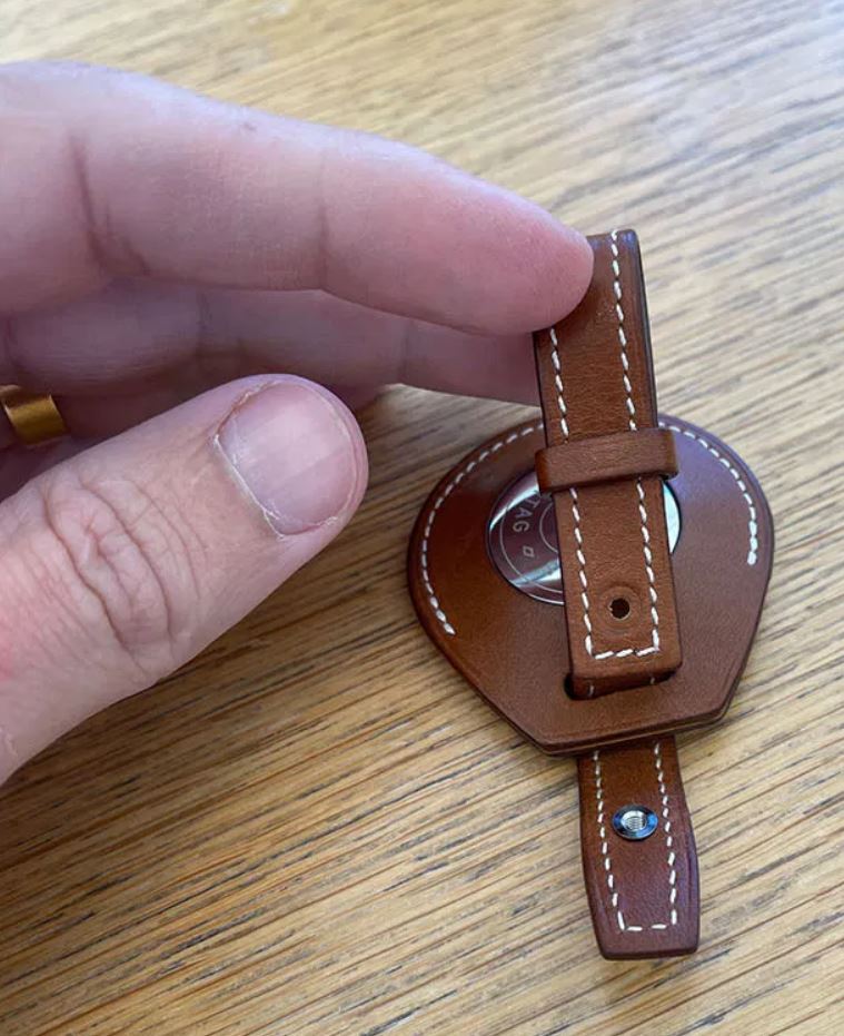 Apple прервала продажи люксовых ремней AirTags из-за проблем качества