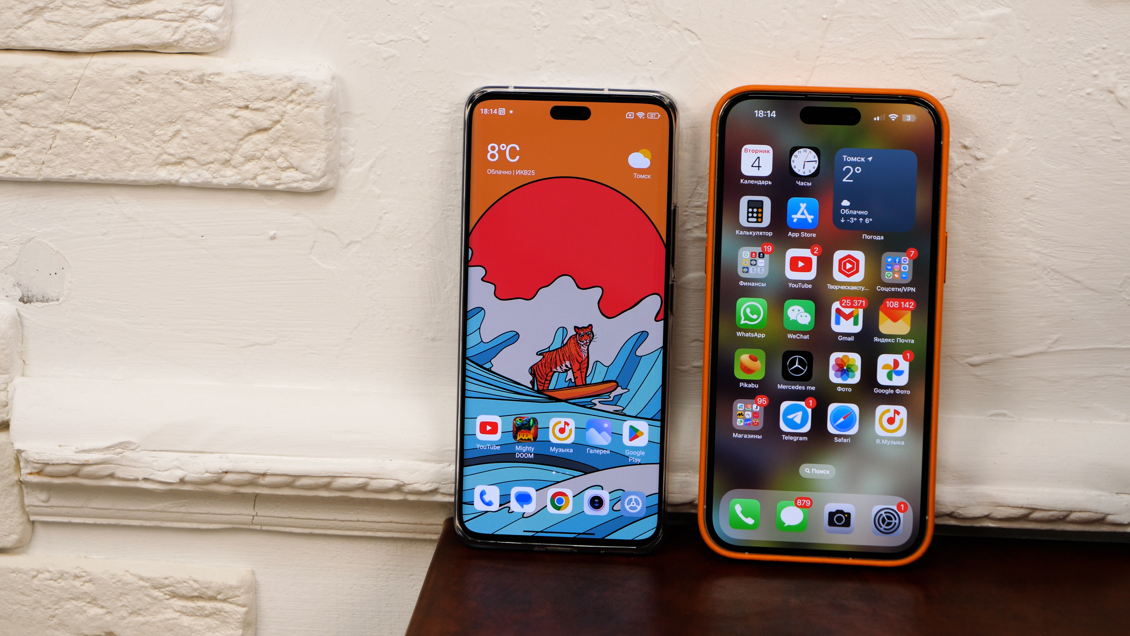Телефон ксиоми 13 лайт. Айфон 13 и 14. Ксиаоми 13 Лайт и айфон. Xiaomi 13 трехцветный. Xiaomi 13 Lite SIM Tray.