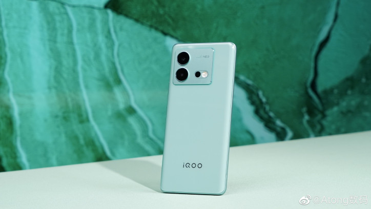 iQOO Neo 8 Pro во всех расцветках красуется на студийных фото