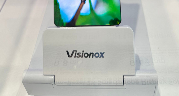 Новый прорыв в безрамочности? Живое фото новейшего дисплея Visionox