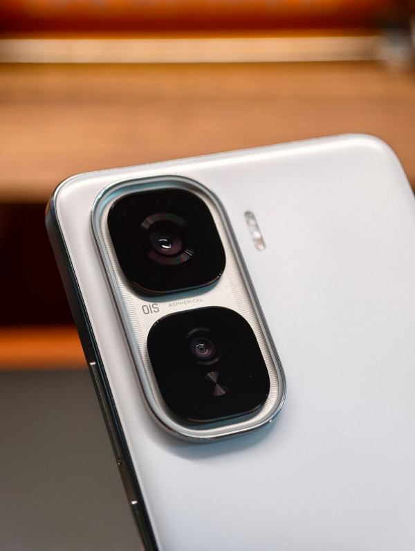 iQOO Neo 10 Pro+ красуется на студийных фото до презентации