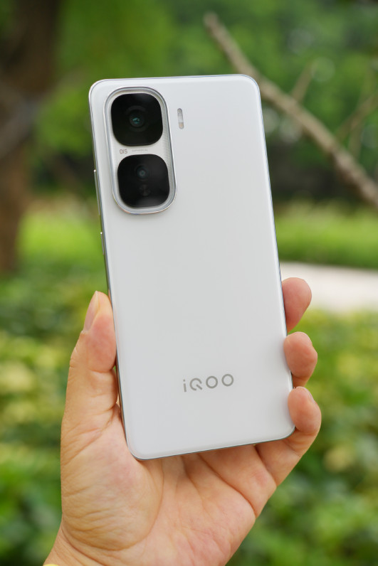 iQOO Neo 10 Pro+ красуется на студийных фото до презентации