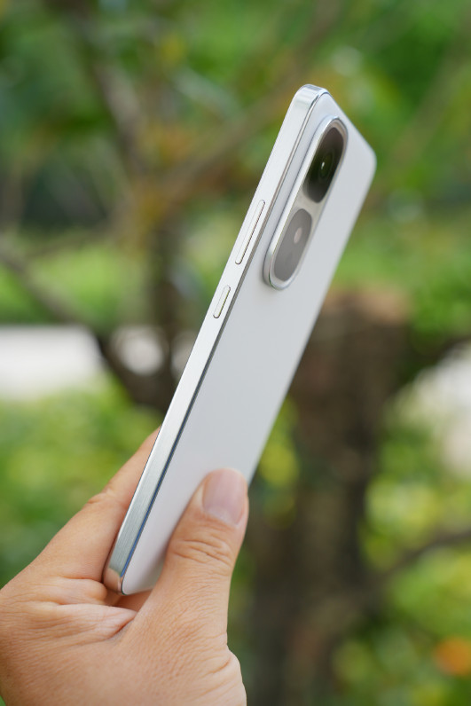 iQOO Neo 10 Pro+ красуется на студийных фото до презентации