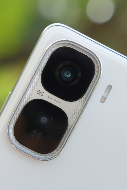 iQOO Neo 10 Pro+ красуется на студийных фото до презентации