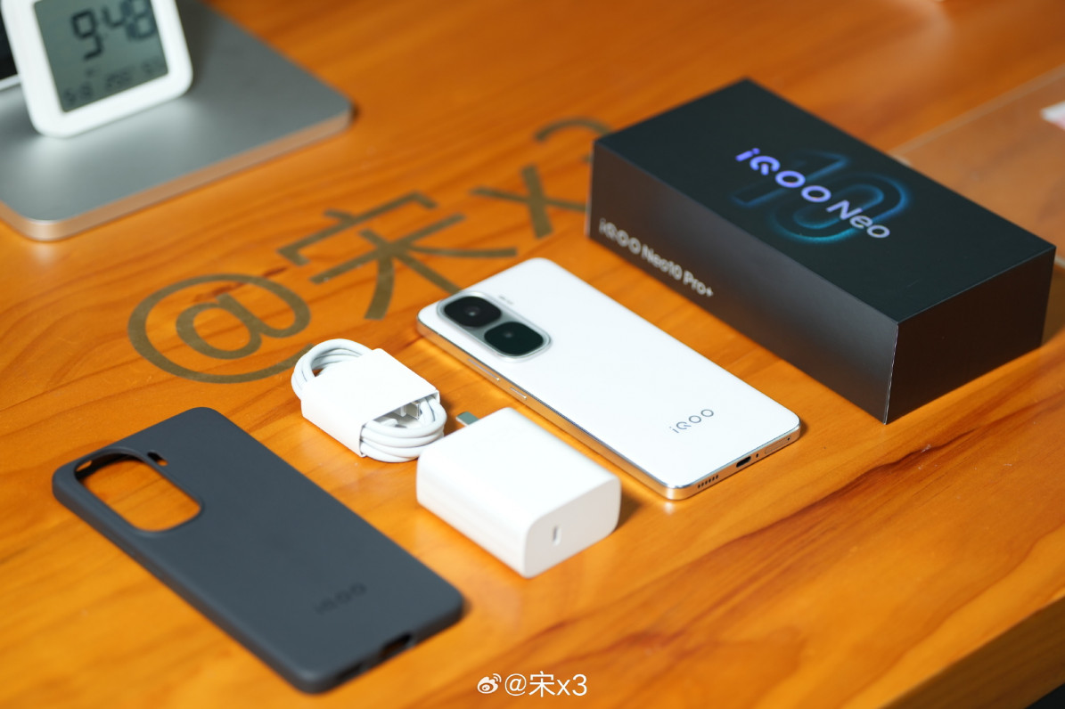 iQOO Neo 10 Pro+ красуется на студийных фото до презентации