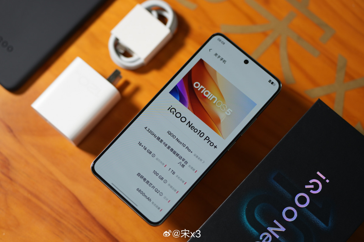 iQOO Neo 10 Pro+ красуется на студийных фото до презентации
