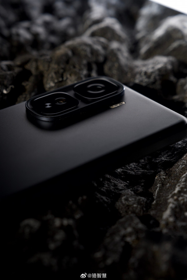 iQOO Neo 10 Pro+ красуется на студийных фото до презентации