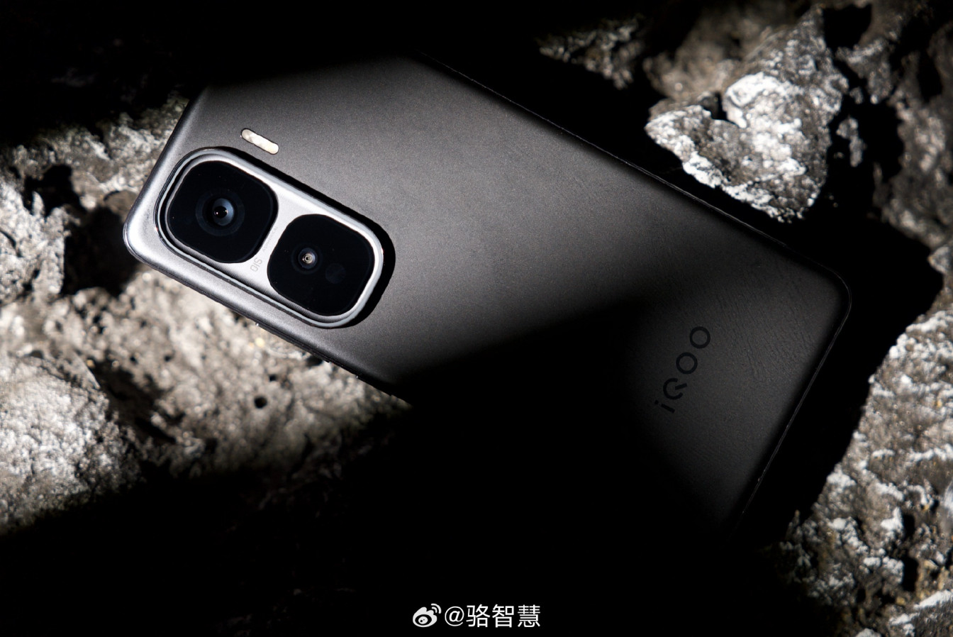 iQOO Neo 10 Pro+ красуется на студийных фото до презентации