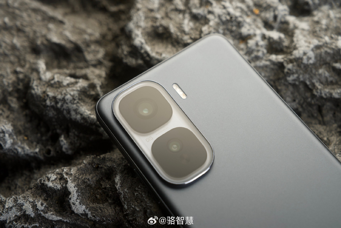 iQOO Neo 10 Pro+ красуется на студийных фото до презентации