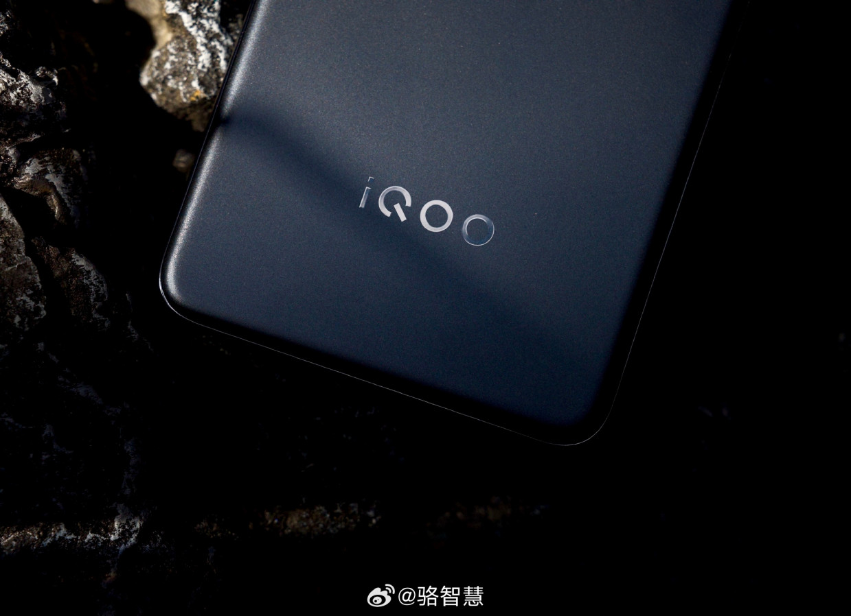 iQOO Neo 10 Pro+ красуется на студийных фото до презентации