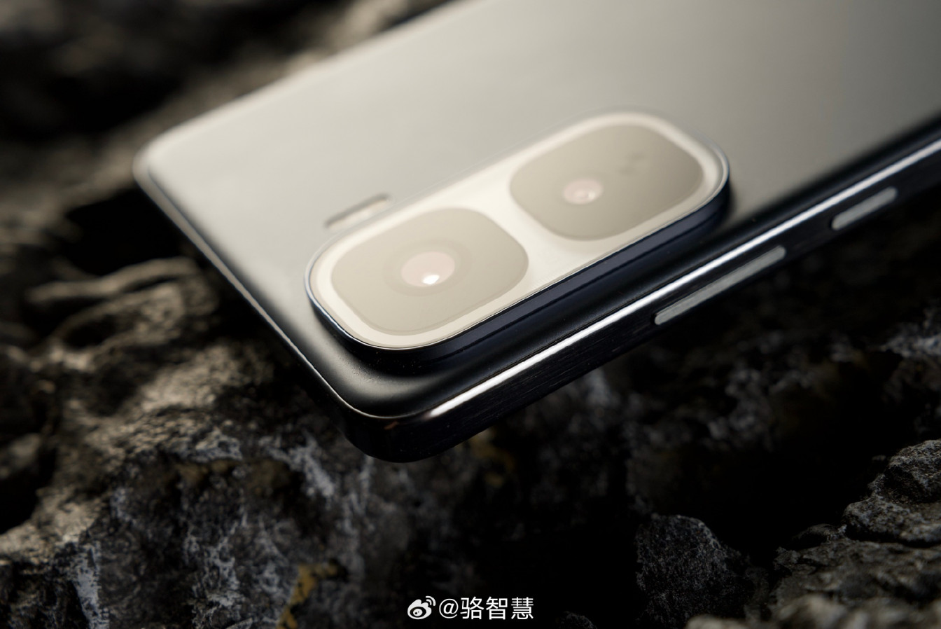iQOO Neo 10 Pro+ красуется на студийных фото до презентации