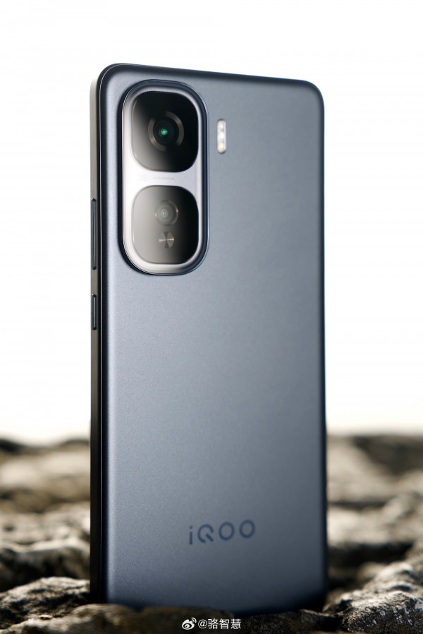 iQOO Neo 10 Pro+ красуется на студийных фото до презентации