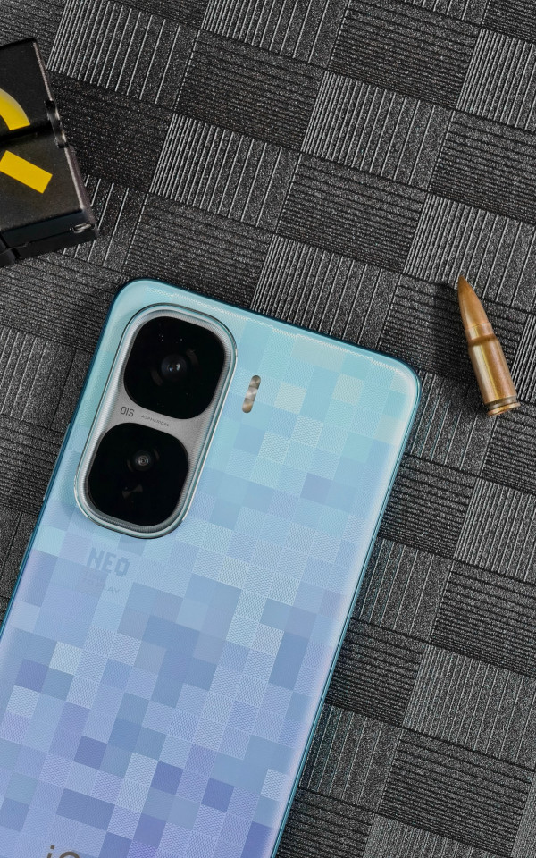 iQOO Neo 10 Pro+ красуется на студийных фото до презентации