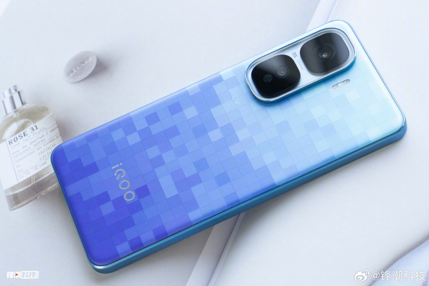 iQOO Neo 10 Pro+ красуется на студийных фото до презентации