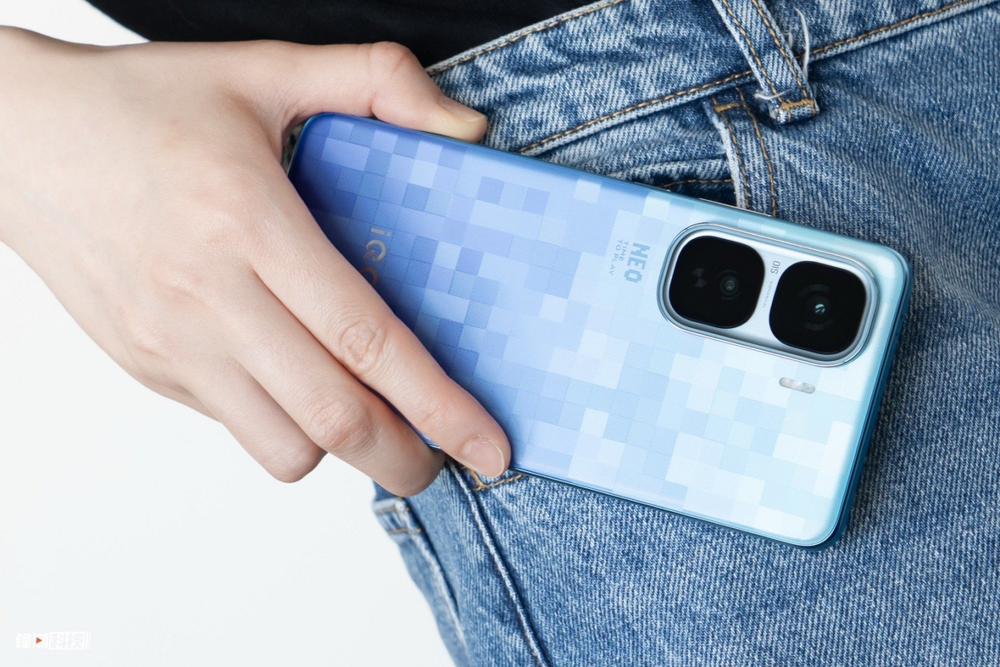 iQOO Neo 10 Pro+ красуется на студийных фото до презентации