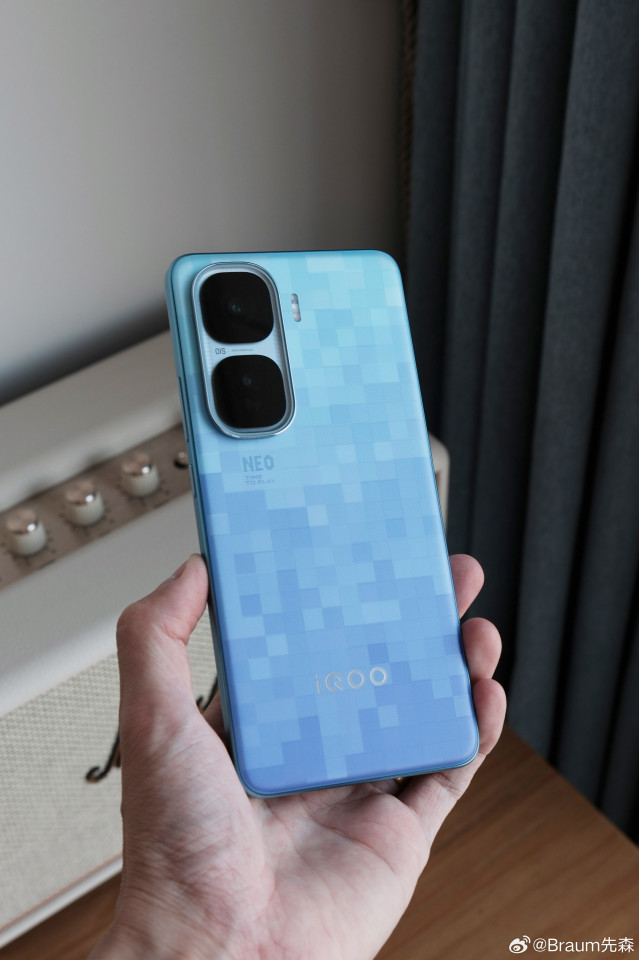 iQOO Neo 10 Pro+ красуется на студийных фото до презентации